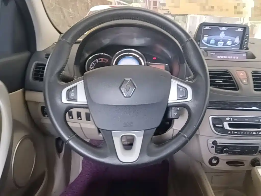 Renault Fluence 2015 — фото 11