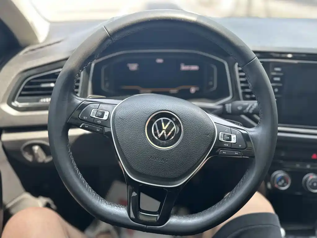Volkswagen T-Roc 2023 — фото 12