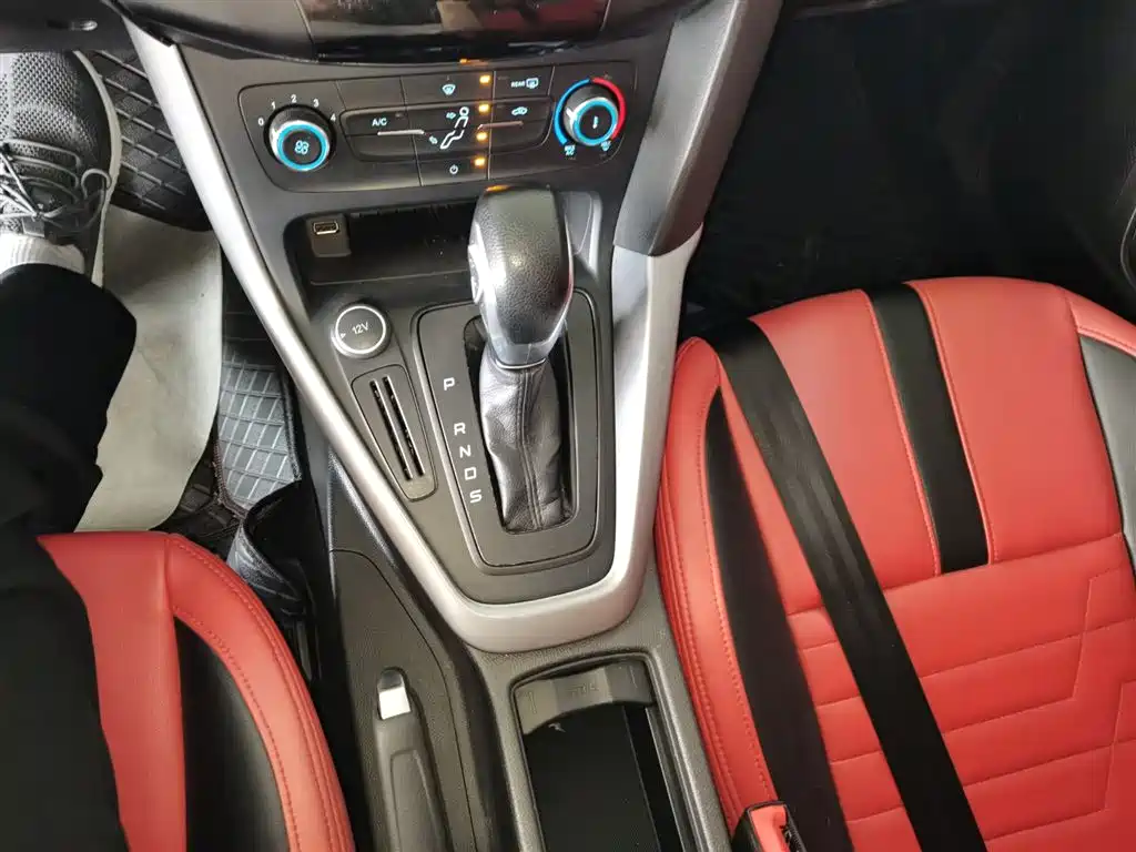 Ford Focus 2018 — фото 14