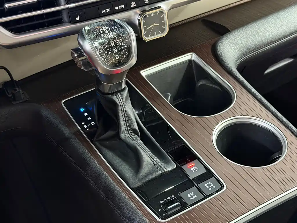 Toyota Granvia 2023 — фото 14