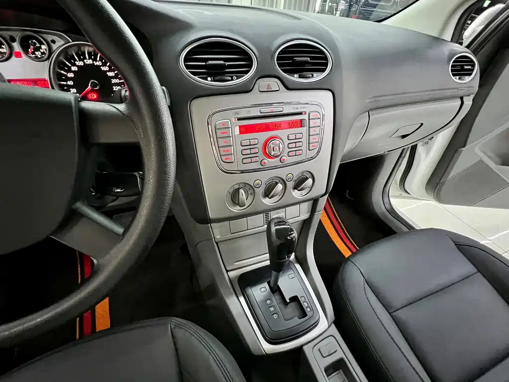 Ford Focus 2014 — фото 12