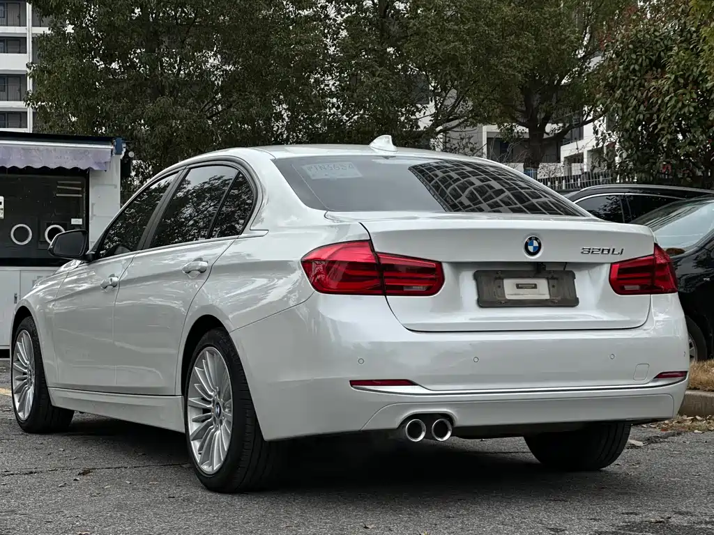 BMW 3 Series 2018 — фото 20