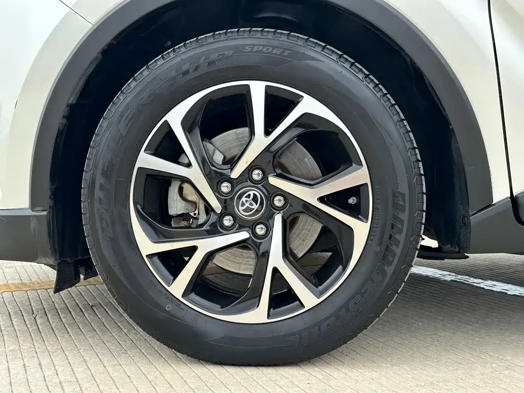 Toyota C-HR 2018 — фото 9