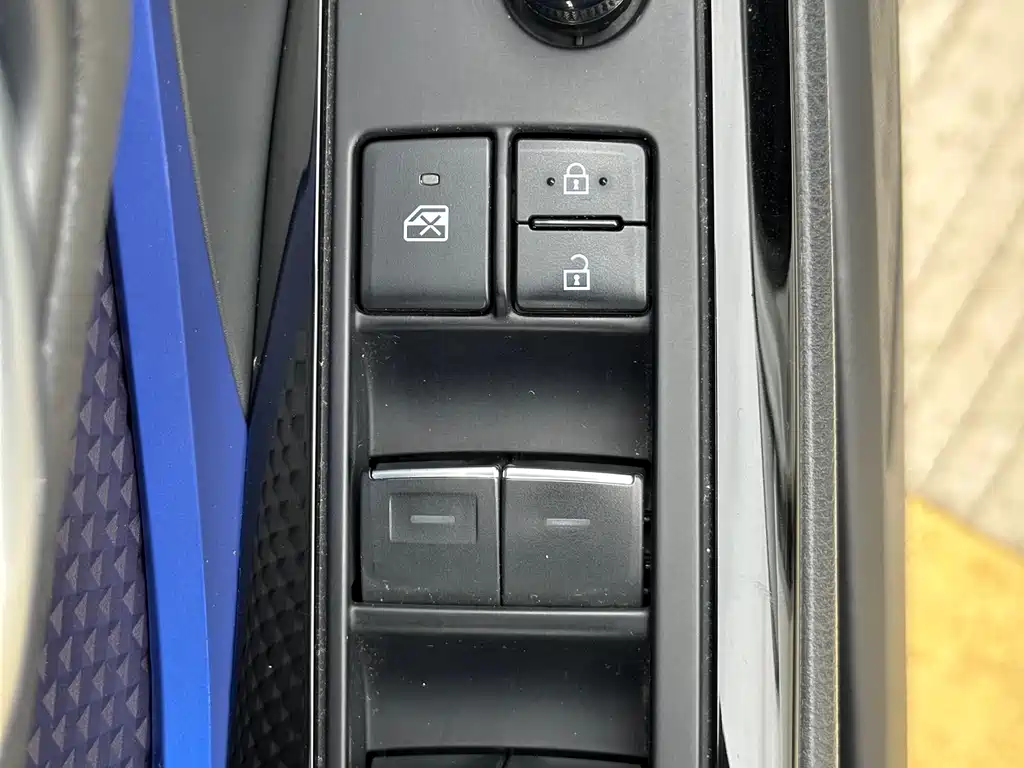 Toyota C-HR 2018 — фото 30