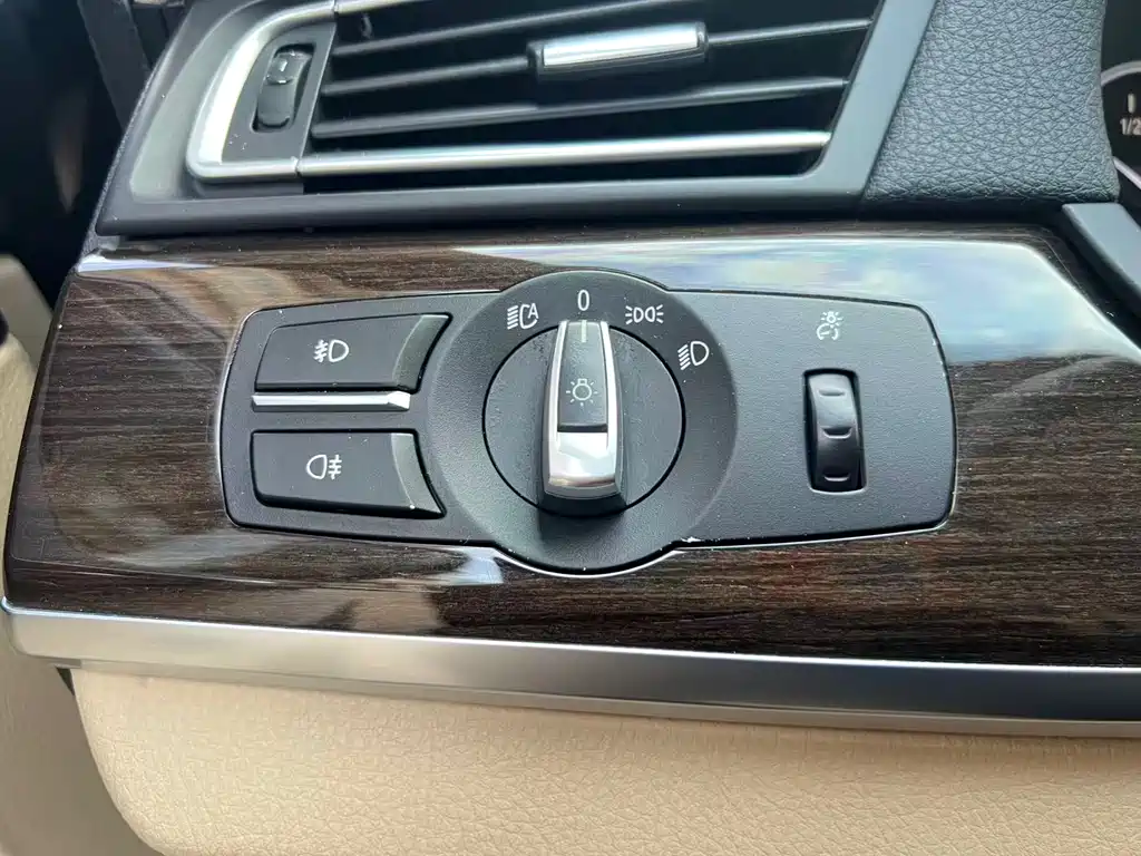 BMW 7 Series 2010 — фото 20