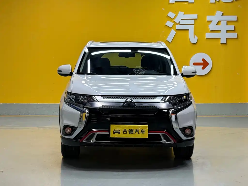 Mitsubishi Outlander 2020 — фото 2