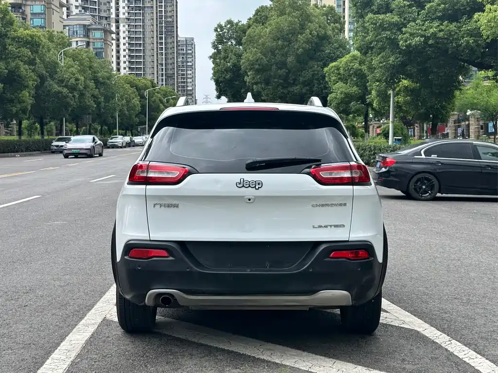 Jeep Cherokee 2018 — фото 10