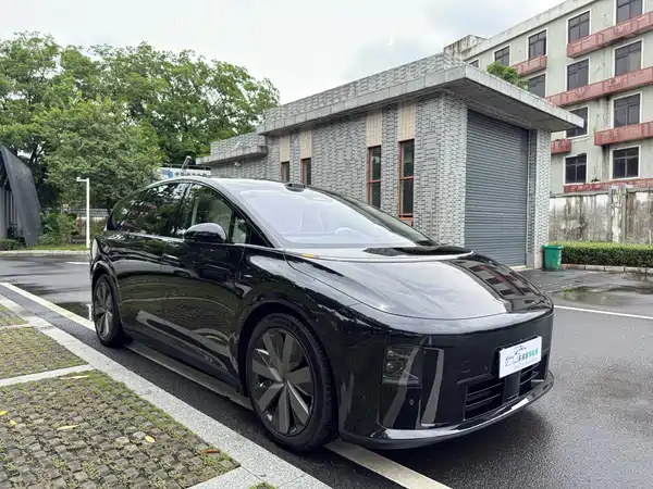 Li Auto i8 2025