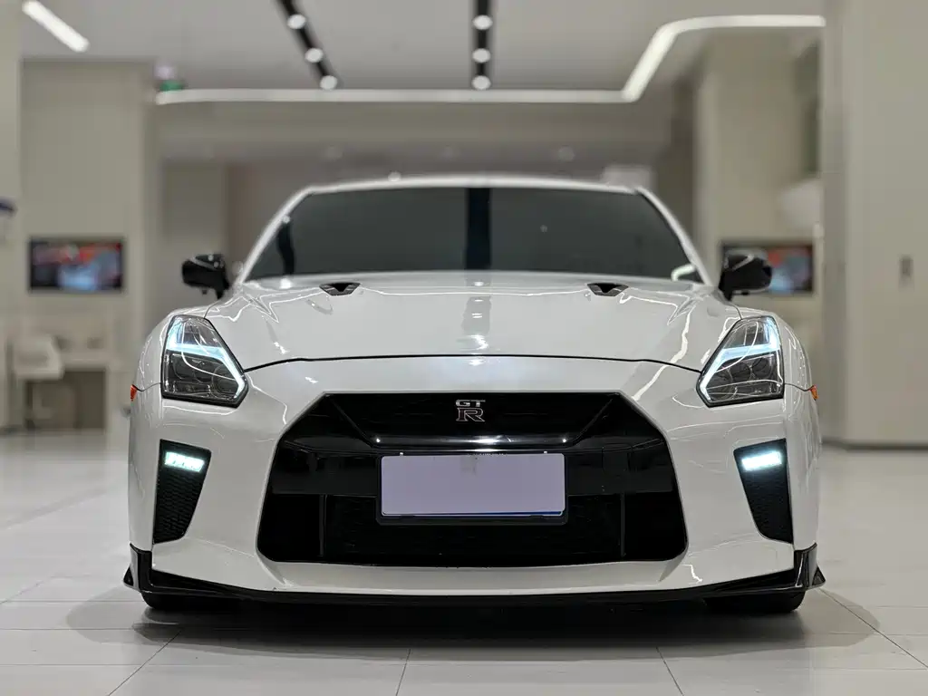 Nissan GT-R 2011 — фото 11