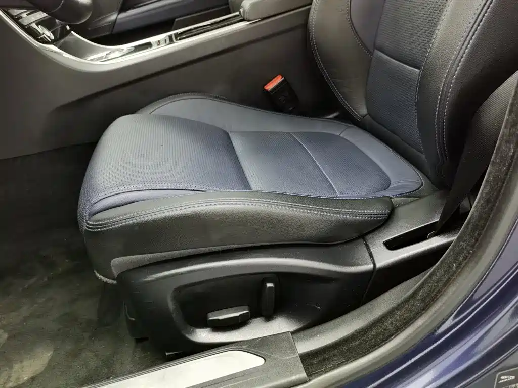 Jaguar XE 2017 — фото 20