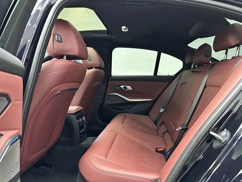 BMW 3 Series 2025 — фото 10