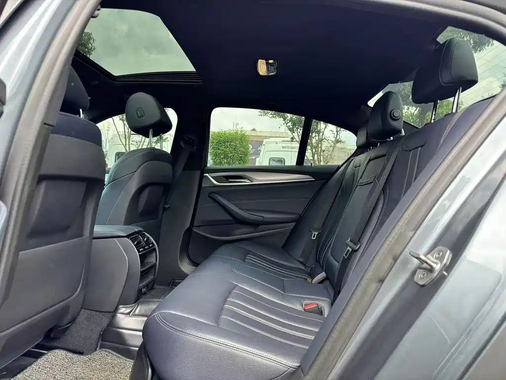 BMW 5 Series 2019 — фото 10