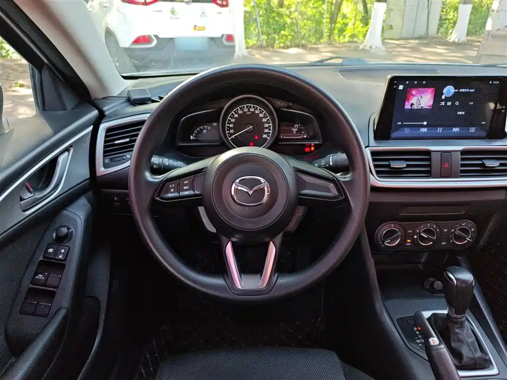 Mazda 3 Axela 2018 — фото 11