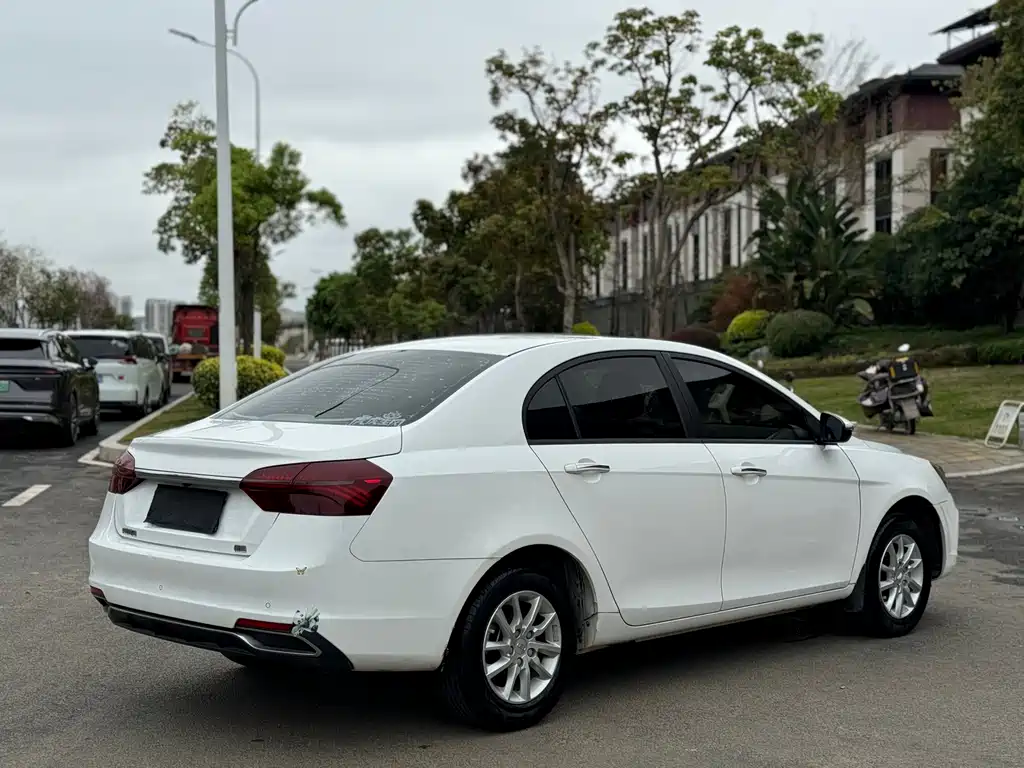 Geely Emgrand 2020 — фото 15
