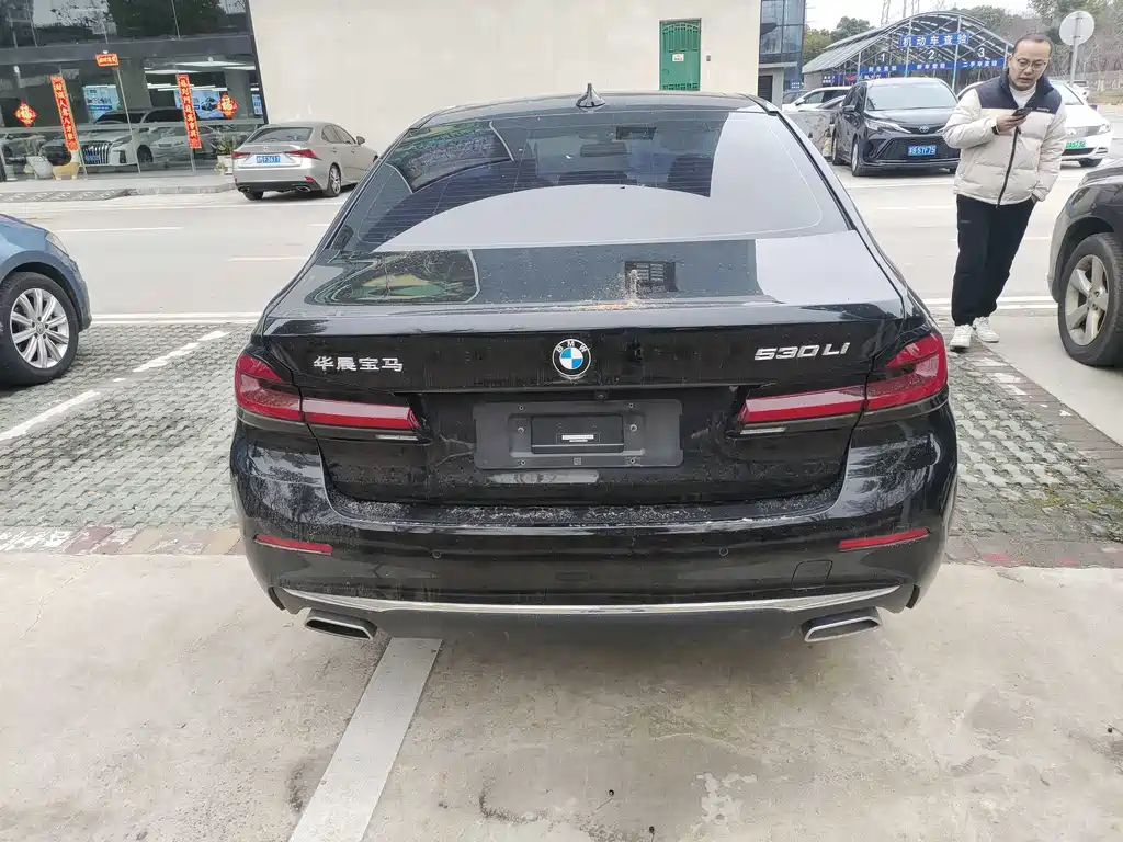 BMW 5 Series 2023 — фото 10
