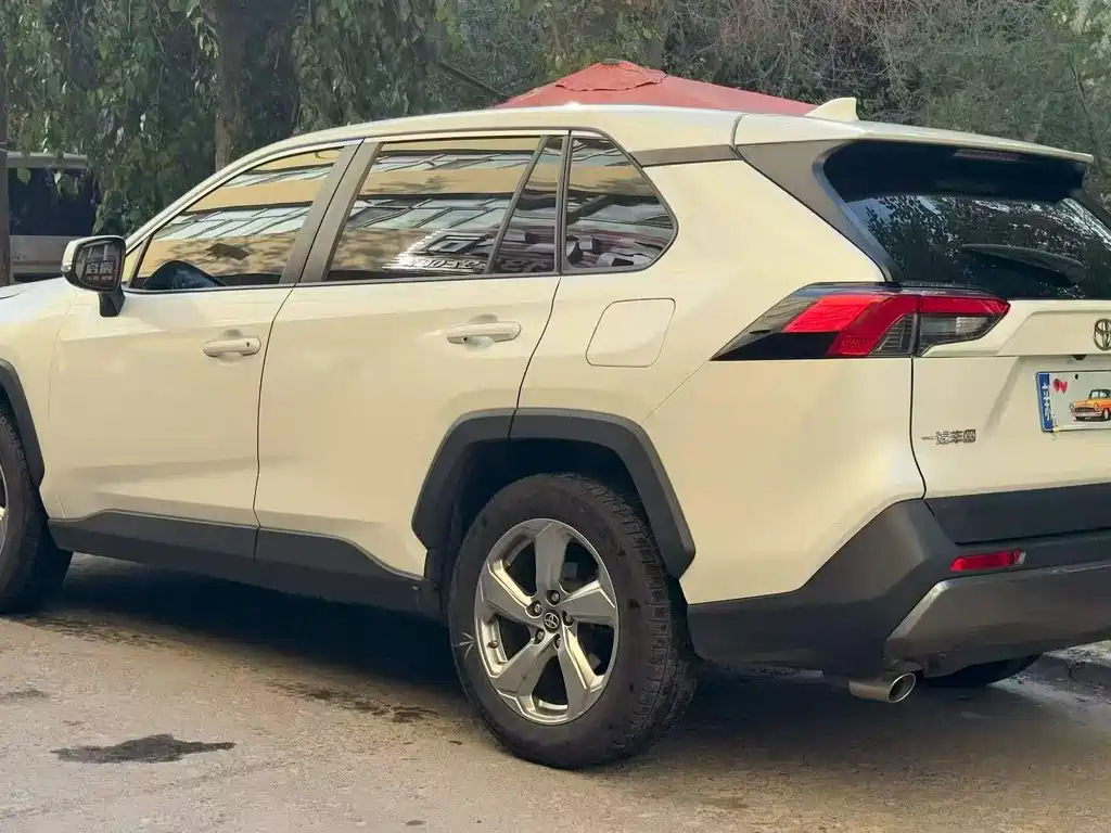 Toyota RAV4 2022 — фото 9