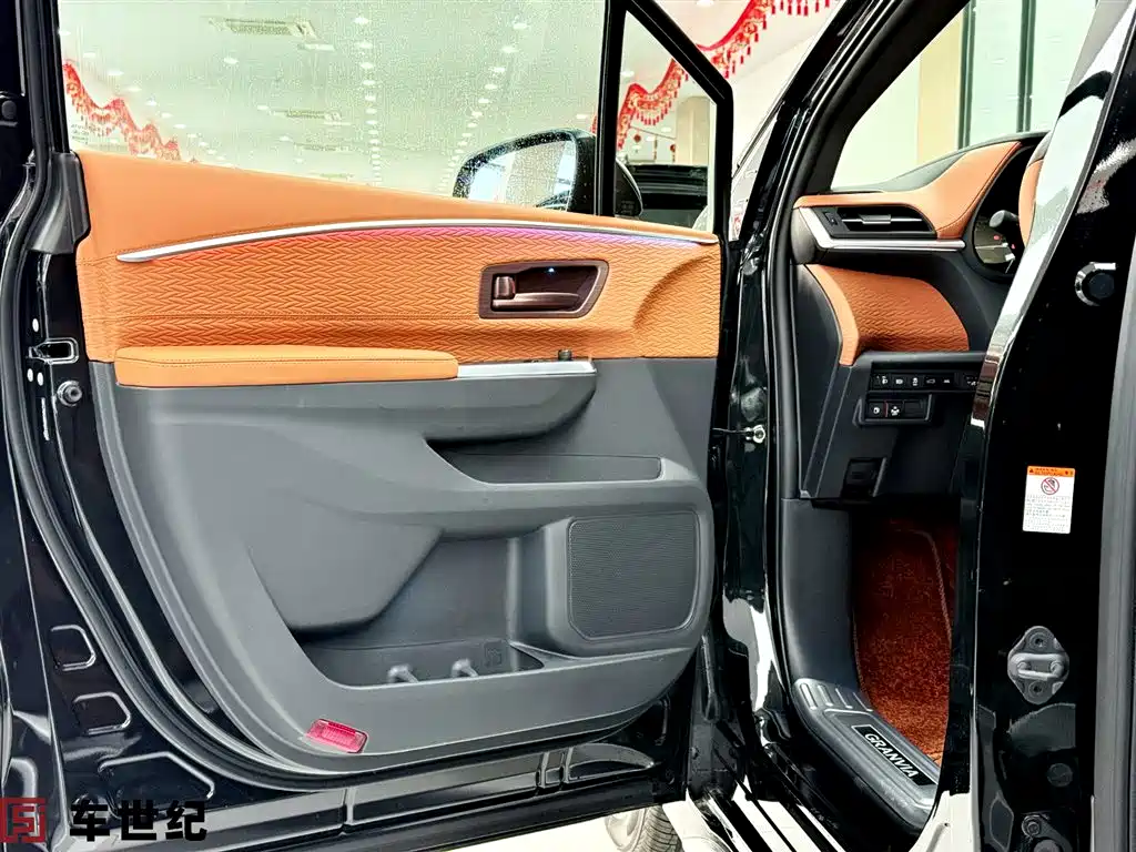 Toyota Granvia 2025 — фото 3