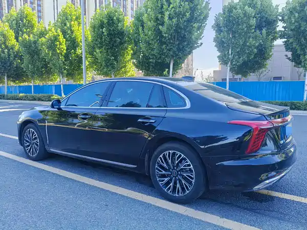 Hongqi H5 2025