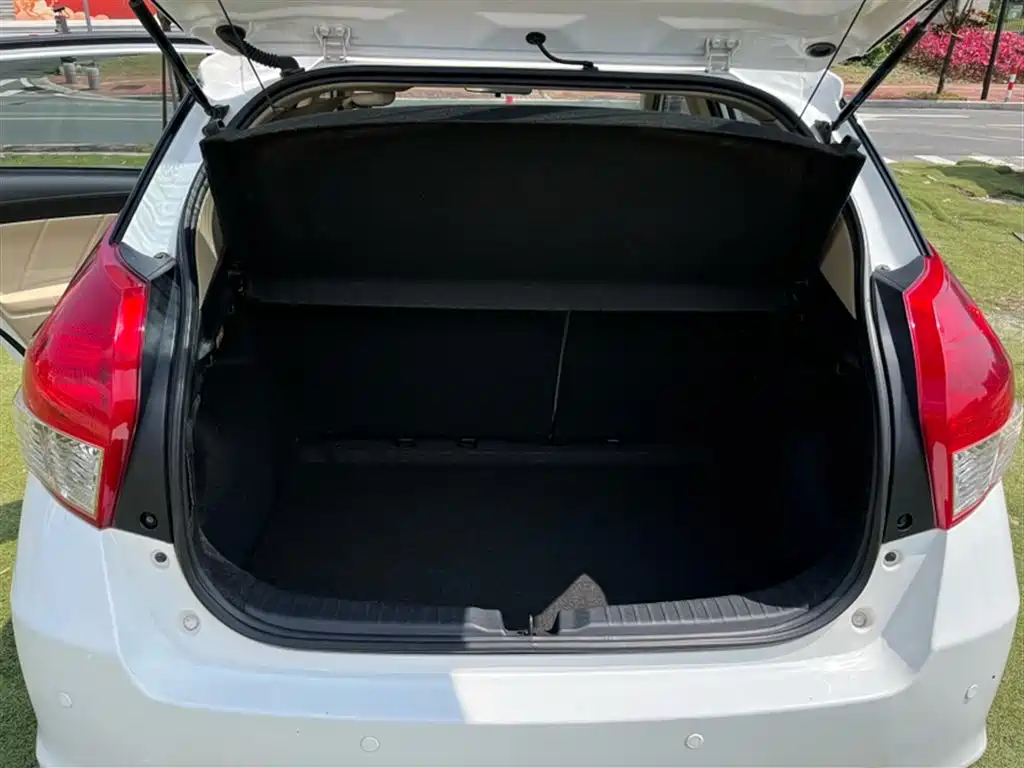 Toyota Yaris L 2015 — фото 22
