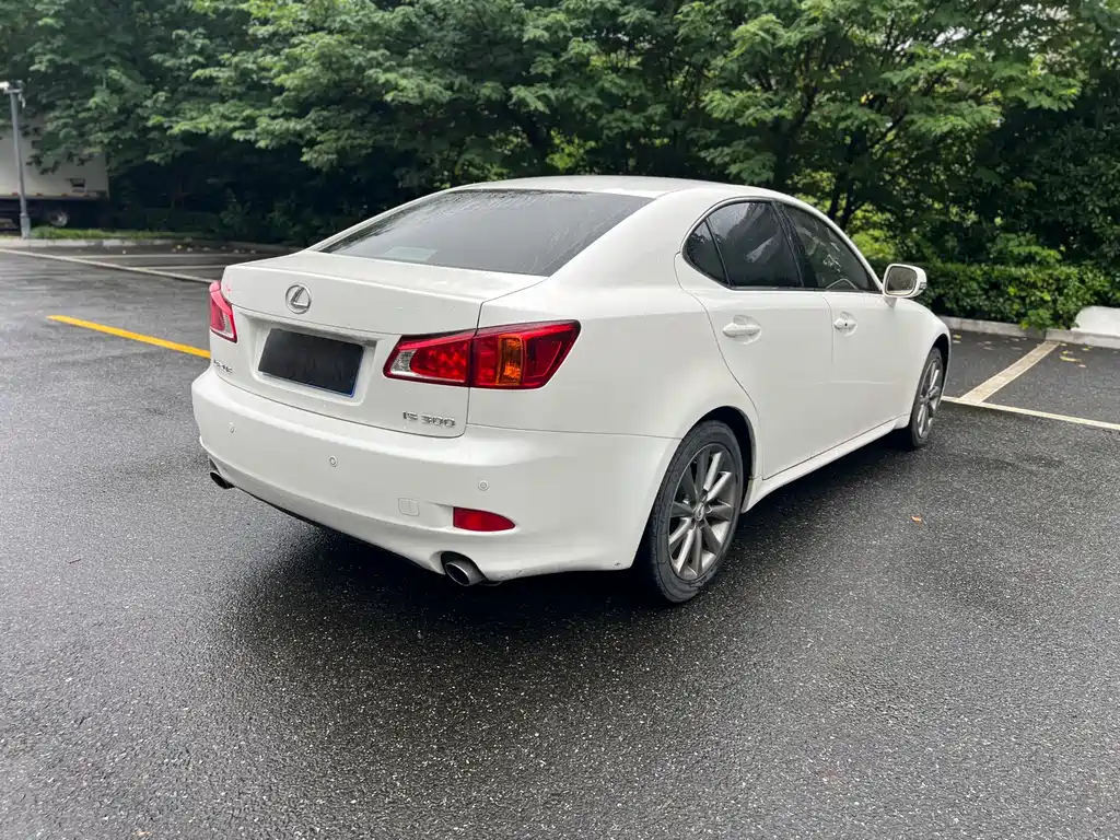 Lexus IS 2010