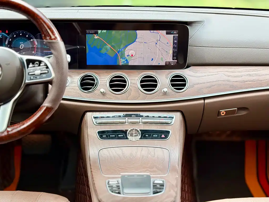 Mercedes-Benz E-Class 2019 — фото 17