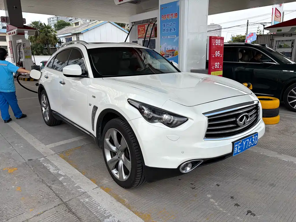 Infiniti QX70 2015 — фото 2