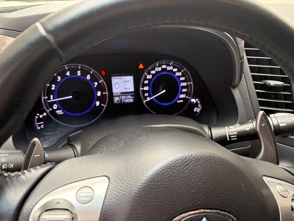 Infiniti QX70 2015 — фото 10