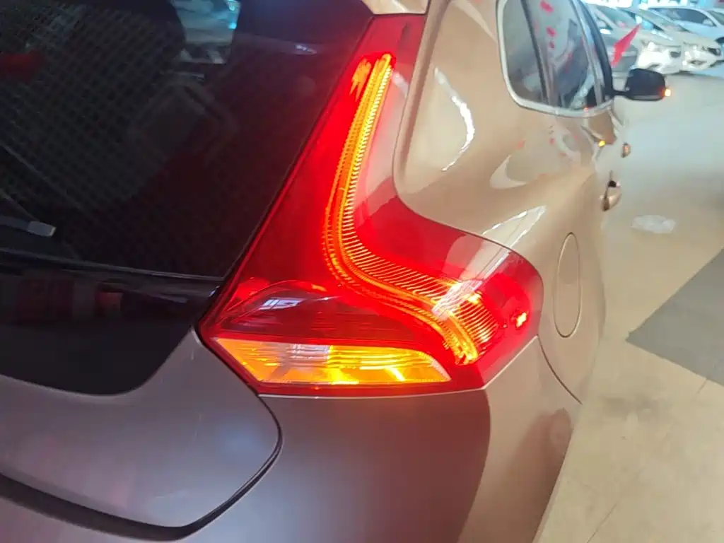 Volvo V40 2015 — фото 8