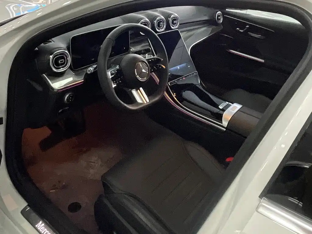 Mercedes-Benz C-Class 2025 — фото 11