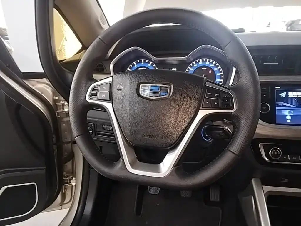 Geely Vision X3 2018 — фото 11