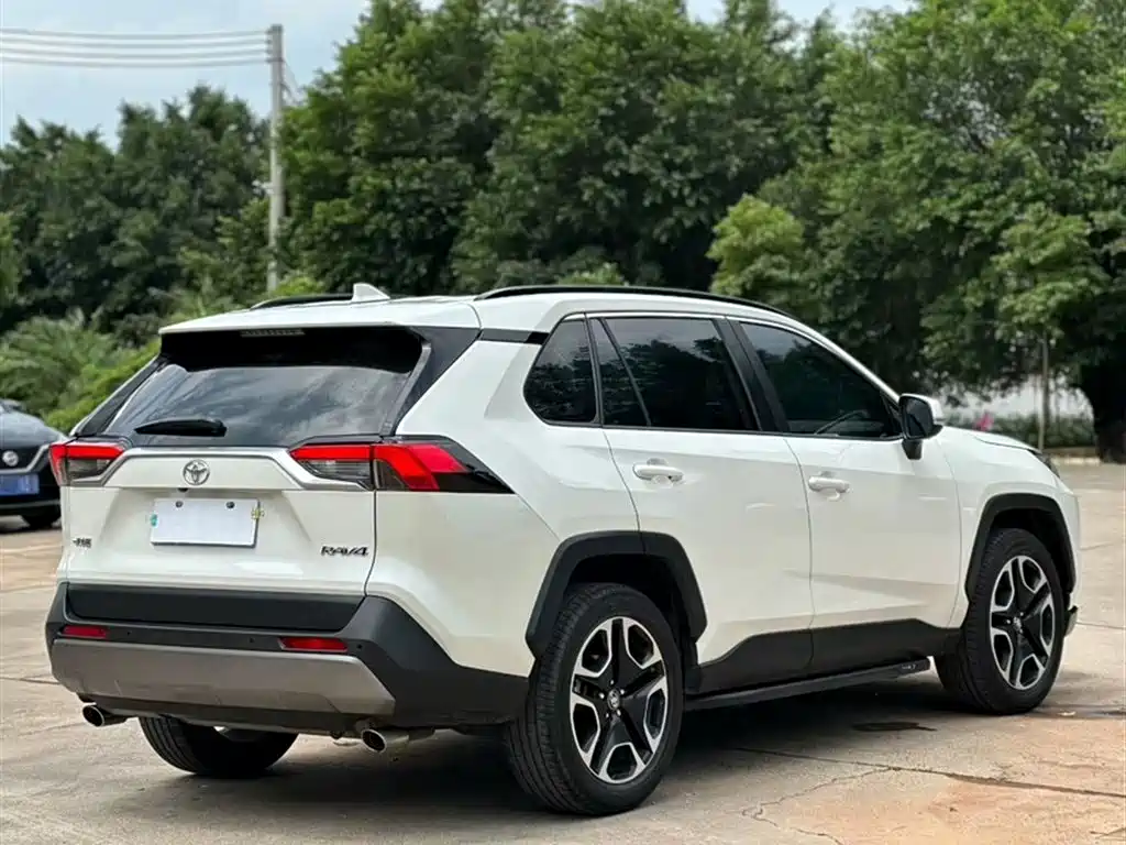 Toyota RAV4 2019 — фото 13