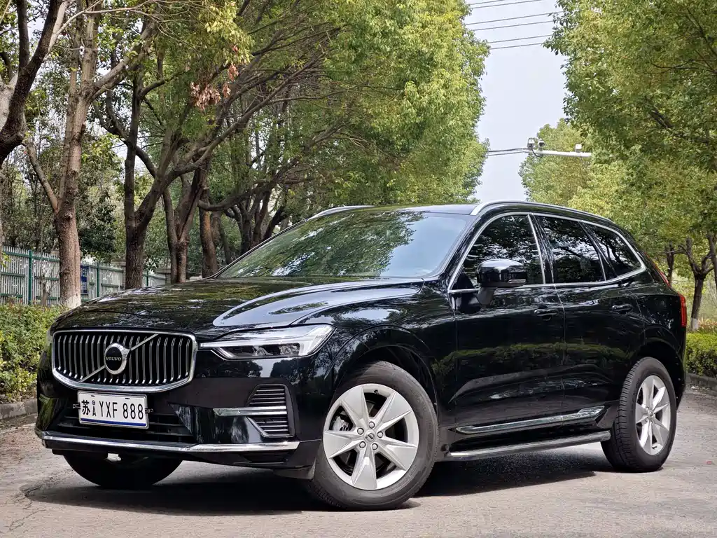 Volvo XC60 2022 — фото 1