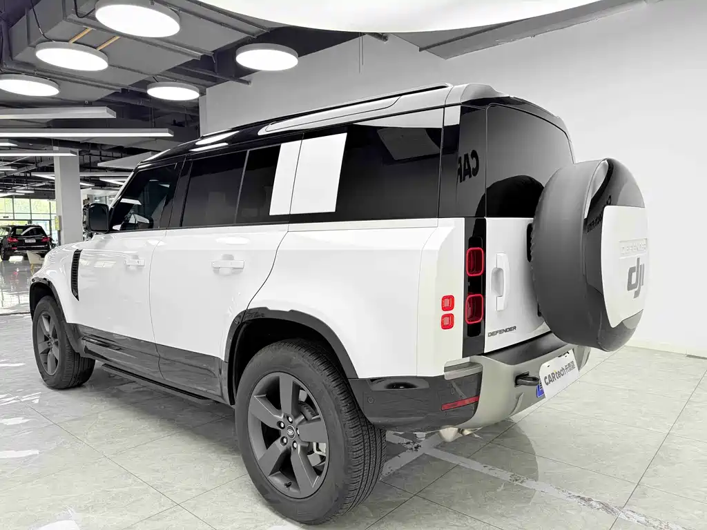 Land Rover Defender 2025