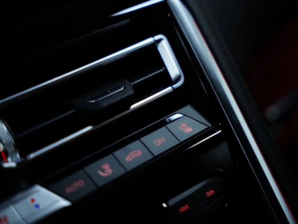 BMW 8 Series 2023 — фото 13