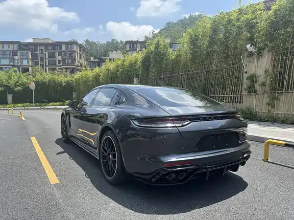 Porsche Panamera 2021