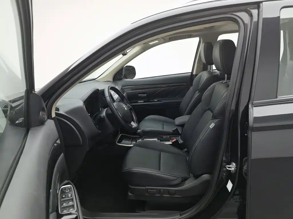 Mitsubishi Outlander 2021 — фото 10