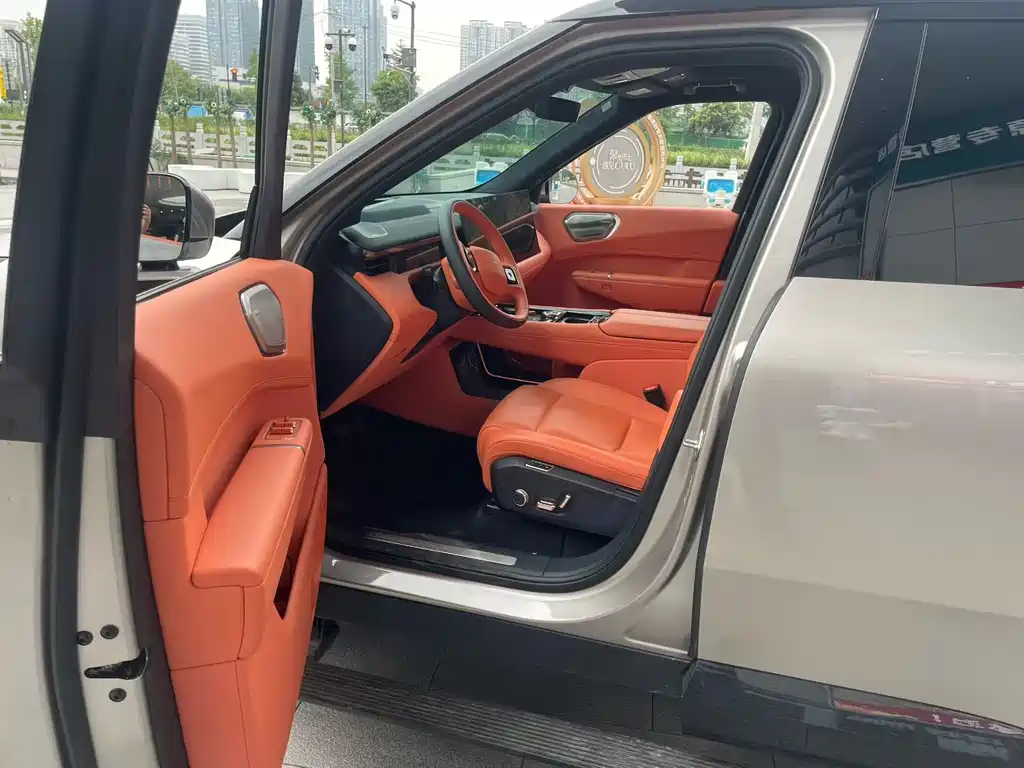 Lynk & Co 900 2025