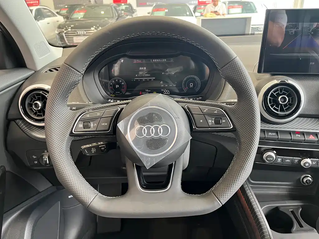 Audi Q2L 2026 — фото 10