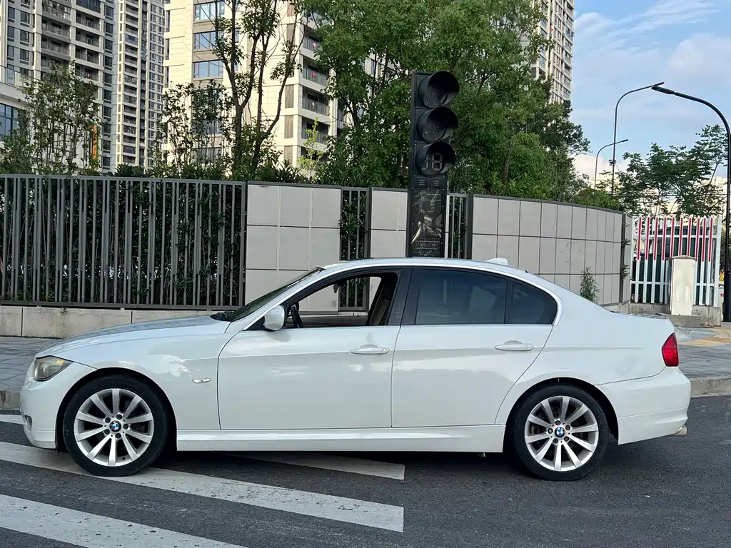 BMW 3 Series 2010 — фото 7