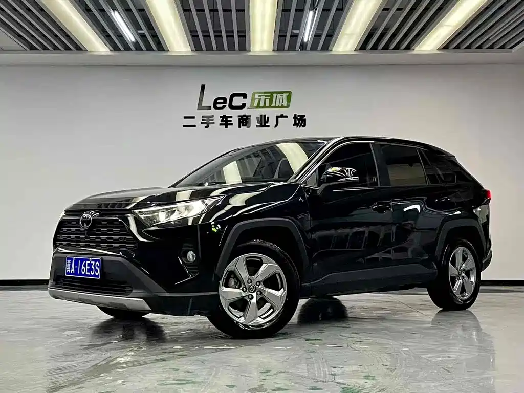 Toyota RAV4 2023 — фото 1