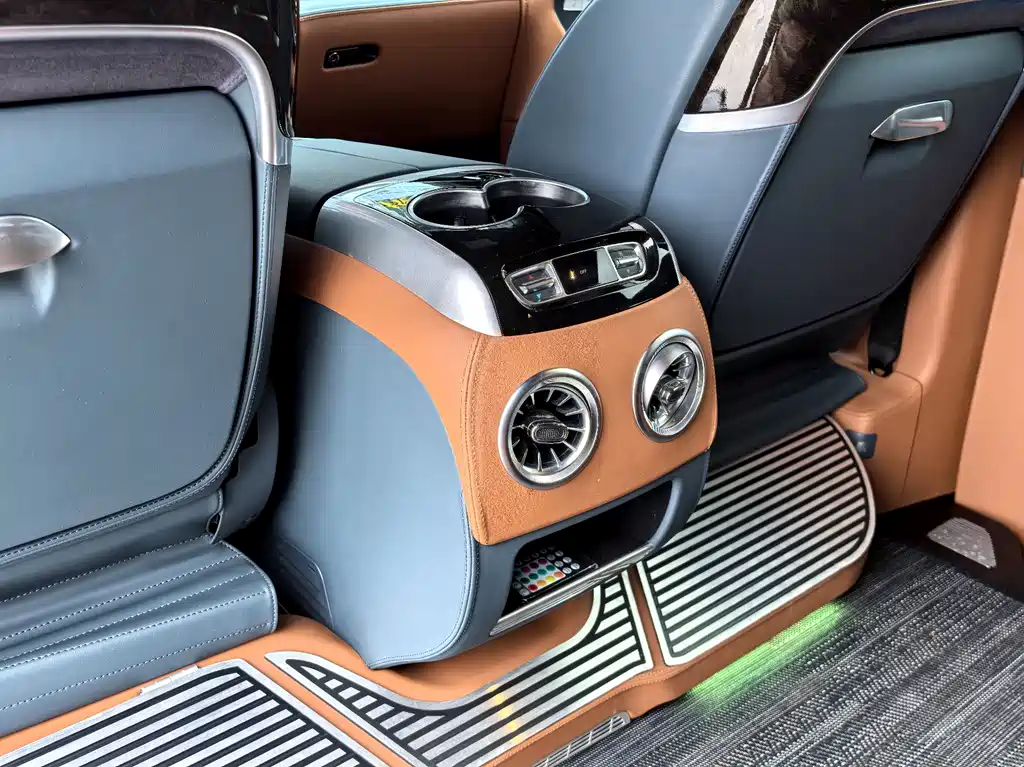 Mercedes-Benz V-Class 2024 — фото 13