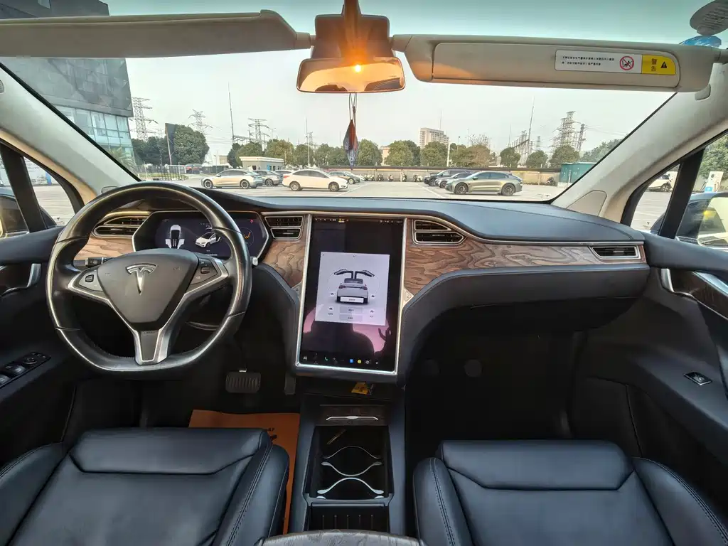 Tesla Model X 2018 — фото 10