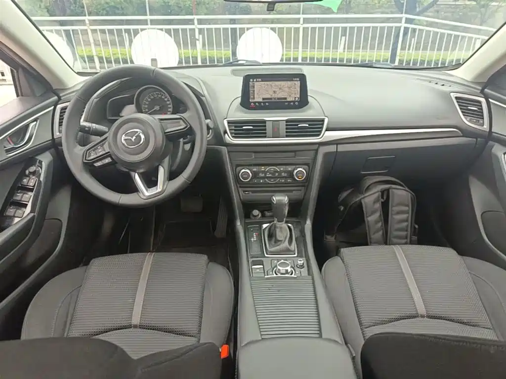 Mazda 3 Axela 2018 — фото 10