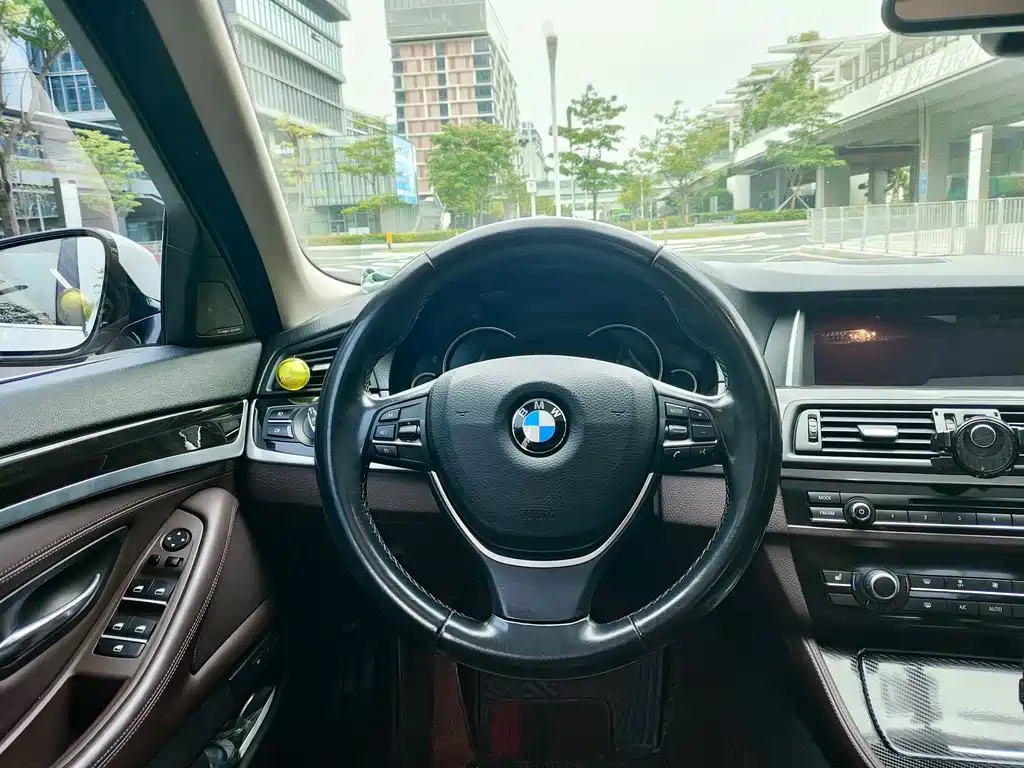 BMW 5 Series 2017 — фото 12