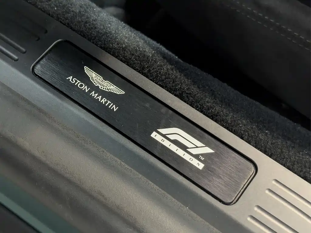 Aston Martin V8 Vantage 2022 — фото 17