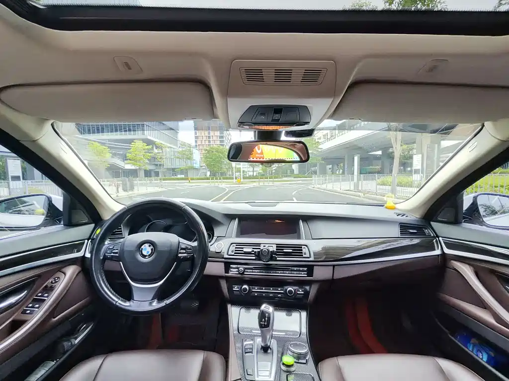 BMW 5 Series 2017 — фото 11