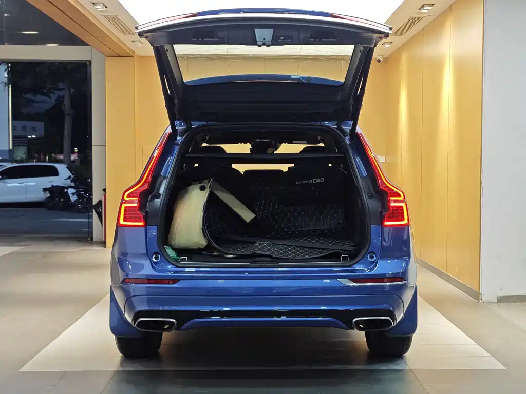 Volvo XC60 2018 — фото 28