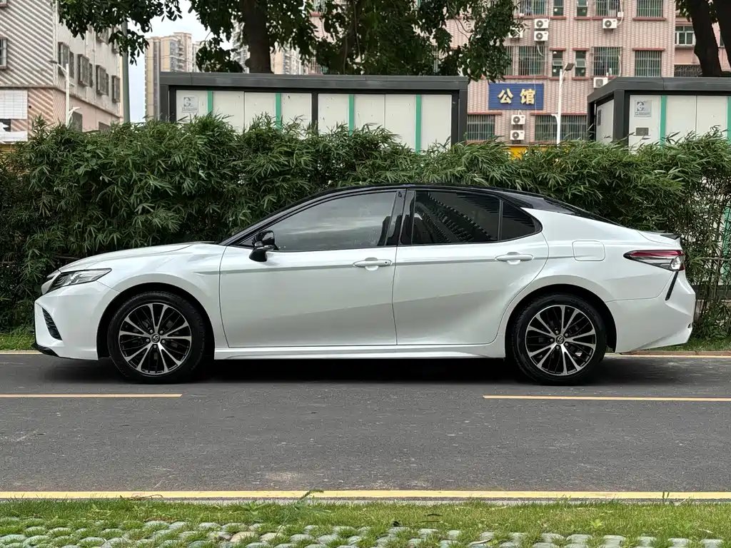 Toyota Camry 2020 — фото 23