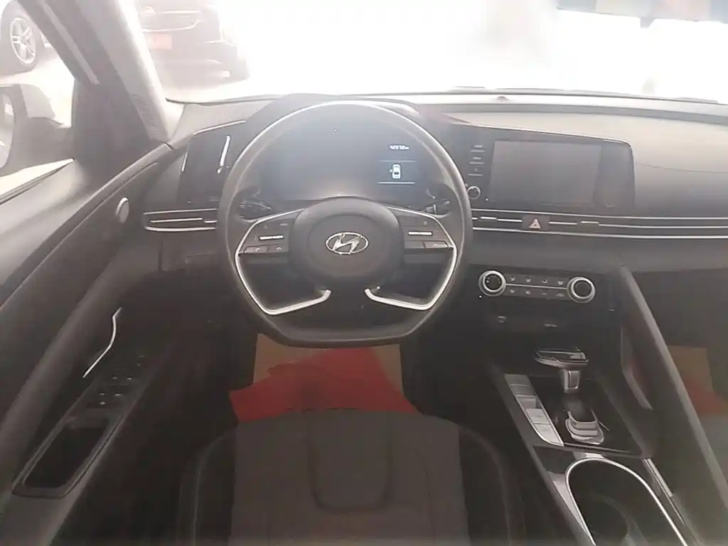 Hyundai Elantra 2023 — фото 11