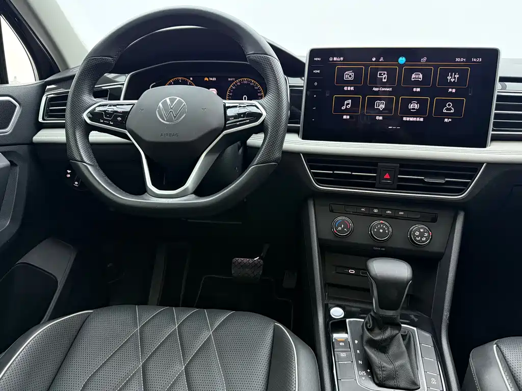 Volkswagen Tiguan L 2023 — фото 9